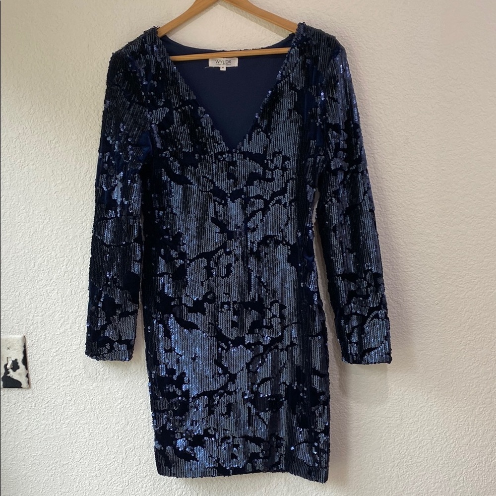 WYLDR Women's Eveline Long Sleeve V Neck Lined Blue Velvet Sequin Mini Dress M